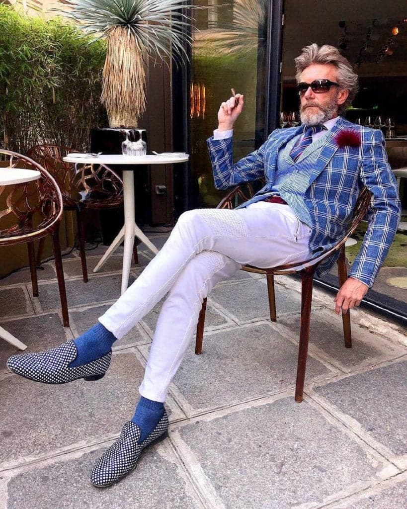 Zapatos de lunares, chaleco, corbata de rayas y chaqueta a cuadros en Pierrick Mathon | Los 12 OOTD más simples pero divertidos que jamás hayas visto Por Pierrick Mathon | su belleza