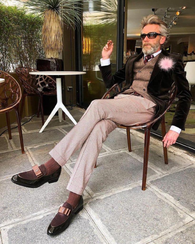 chaqueta de terciopelo, pluma rosa en el bolsillo sobre Pierrick Mathon | 12 OOTD más simples pero divertidos que hayas visto por Pierrick Mathon | su belleza