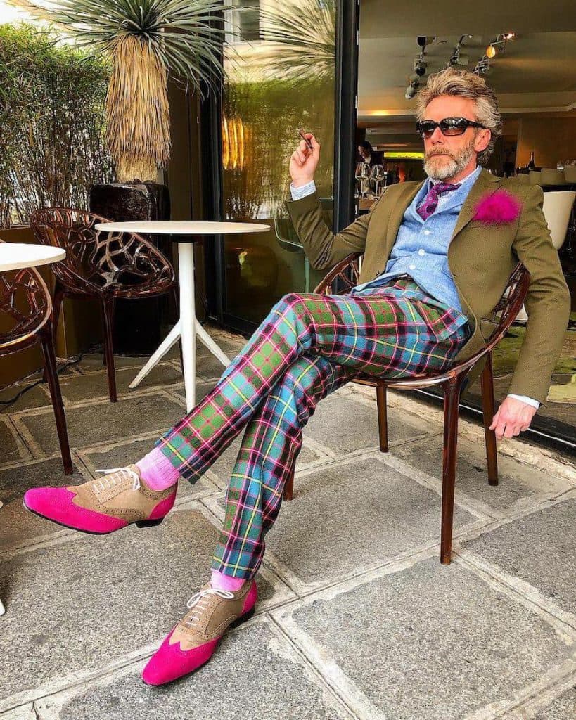 Pantalones llamativos y pluma rosa fuerte en Pierrick Mathon | 12 OOTD más simples pero divertidos que hayas visto Por Pierrick Mathon | su belleza