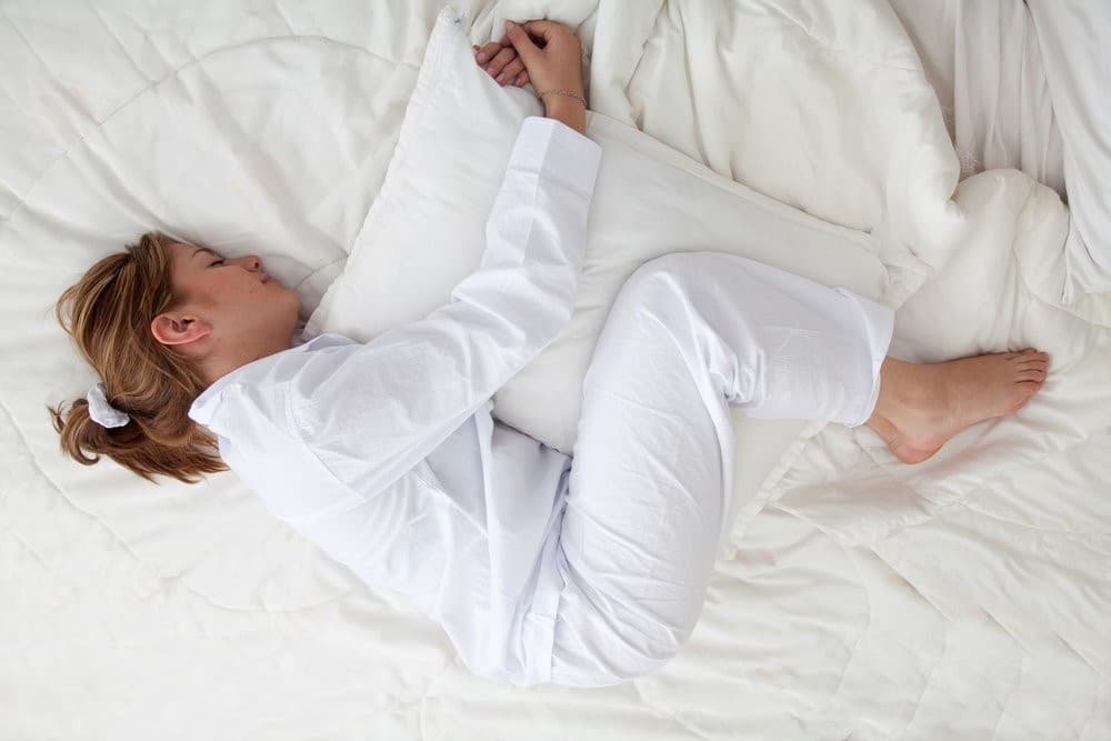 Posición para dormir abrazada a la almohada Esto es lo que tu posición para dormir dice sobre ti Su belleza