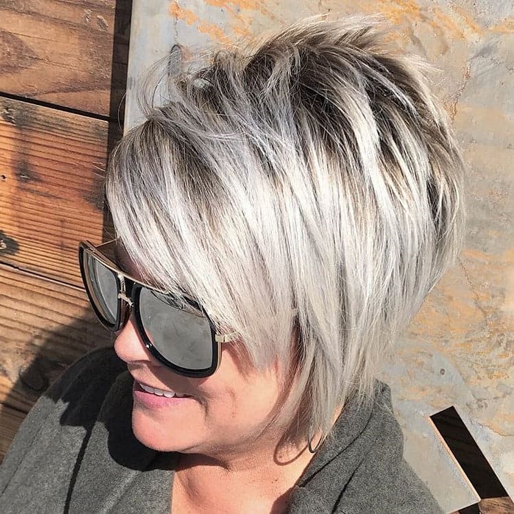 Pixie con flequillo lateral | Peinados cortos para mujeres mayores de 50 años | su belleza