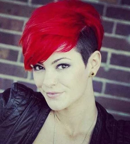 Pixie negro con flequillo rojo | Peinados cortos para mujeres mayores de 50 años | su belleza