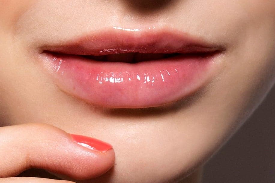 Reemplaza tu brillo de labios con vaselina 15 formas de usar vaselina para la belleza | su belleza