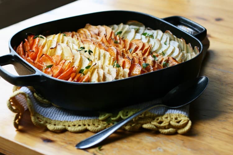 Gratinado de vegetales de raíz | 8 ideas de platos vegetarianos para la mesa de Acción de Gracias |: Su belleza