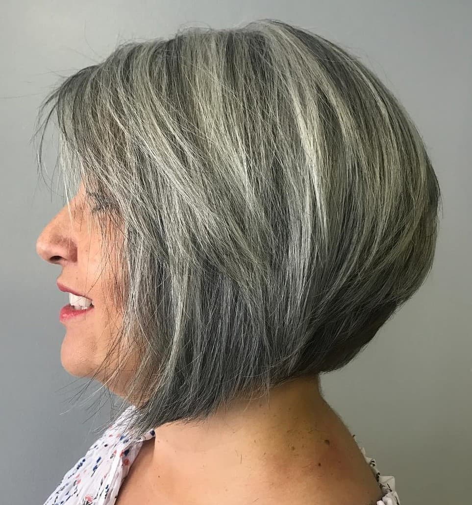 Bob/lob redondeado con nuca apilada | Peinados cortos para mujeres mayores de 50 años | su belleza