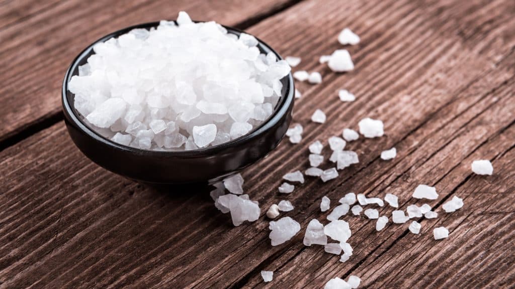 Sal marina | 10 mejores exfoliantes naturales para la piel | su belleza