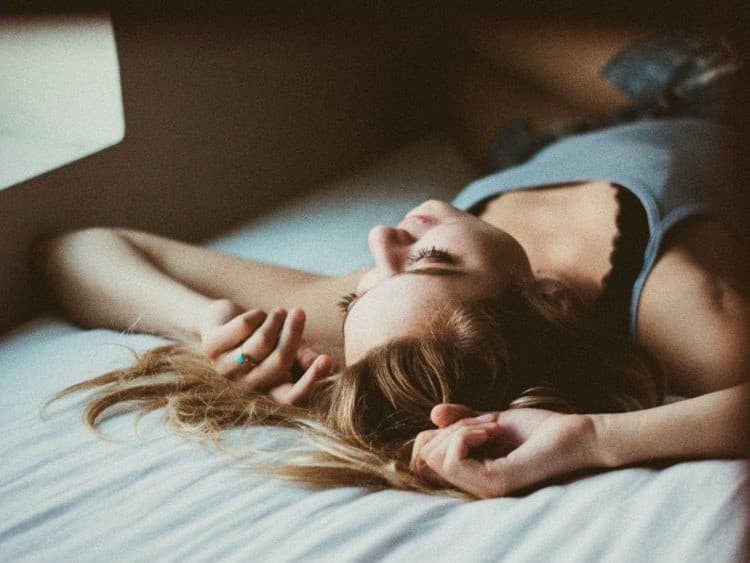 Posición para dormir Stargazer | Esto es lo que tu posición al dormir dice sobre ti Su Belleza
