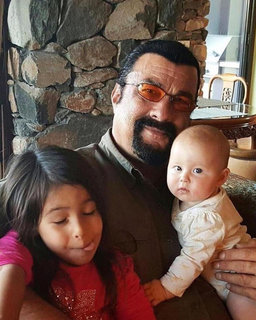 Steven Seagal | 12 abuelos famosos con sus nietos derretirán tu corazón | su belleza