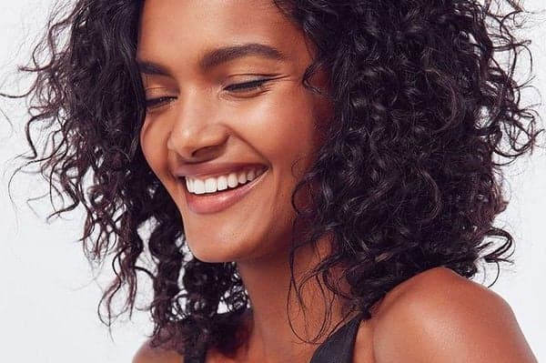 Champú libre de sulfatos adecuado para todo tipo de cabello.