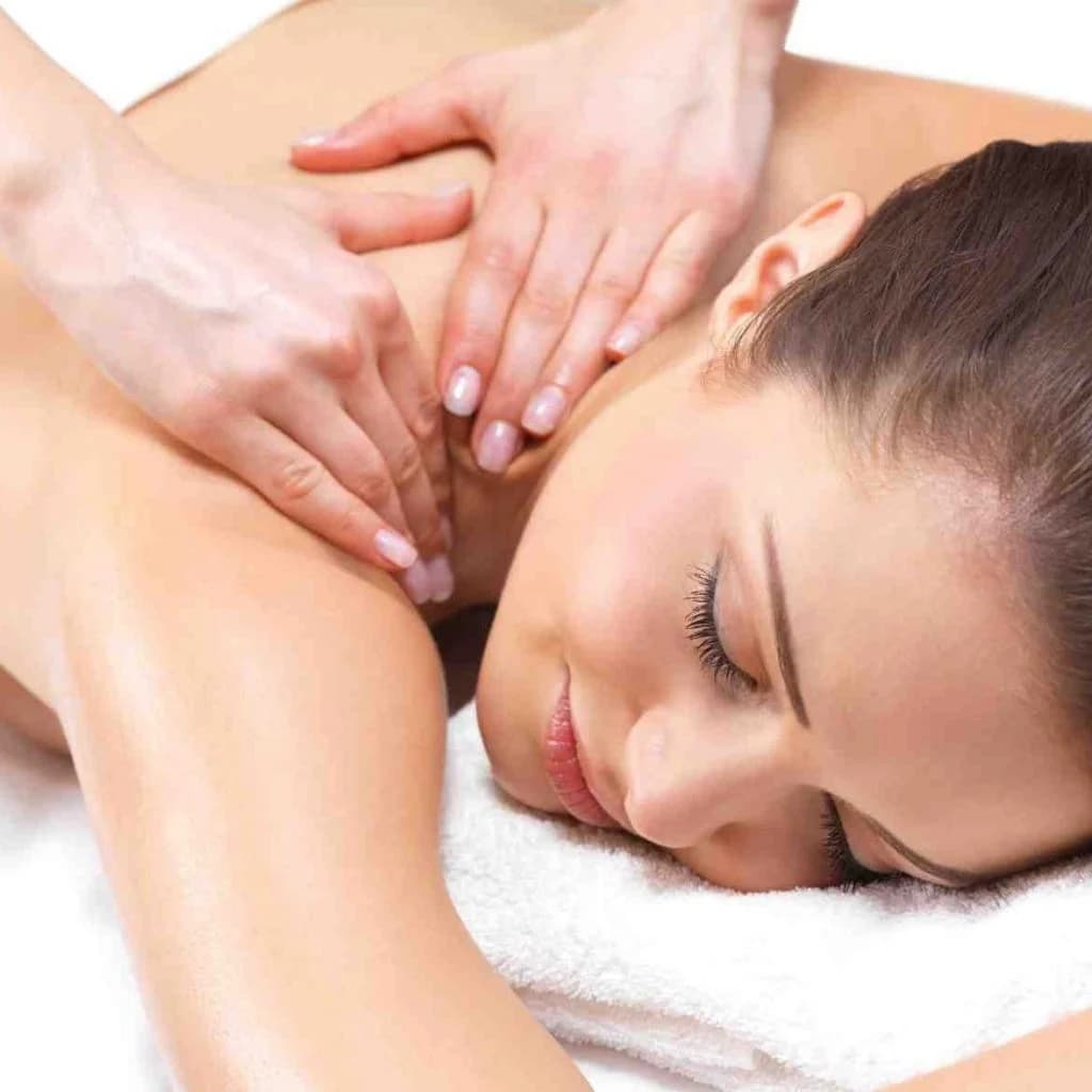 Masaje tradicional | 9 mejores tratamientos de spa que toda mujer debería probar | su belleza