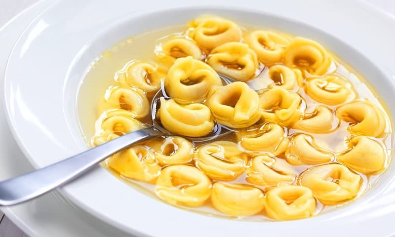 Tortellini en brodo |: Las 6 comidas más populares para comer en Italia | su belleza