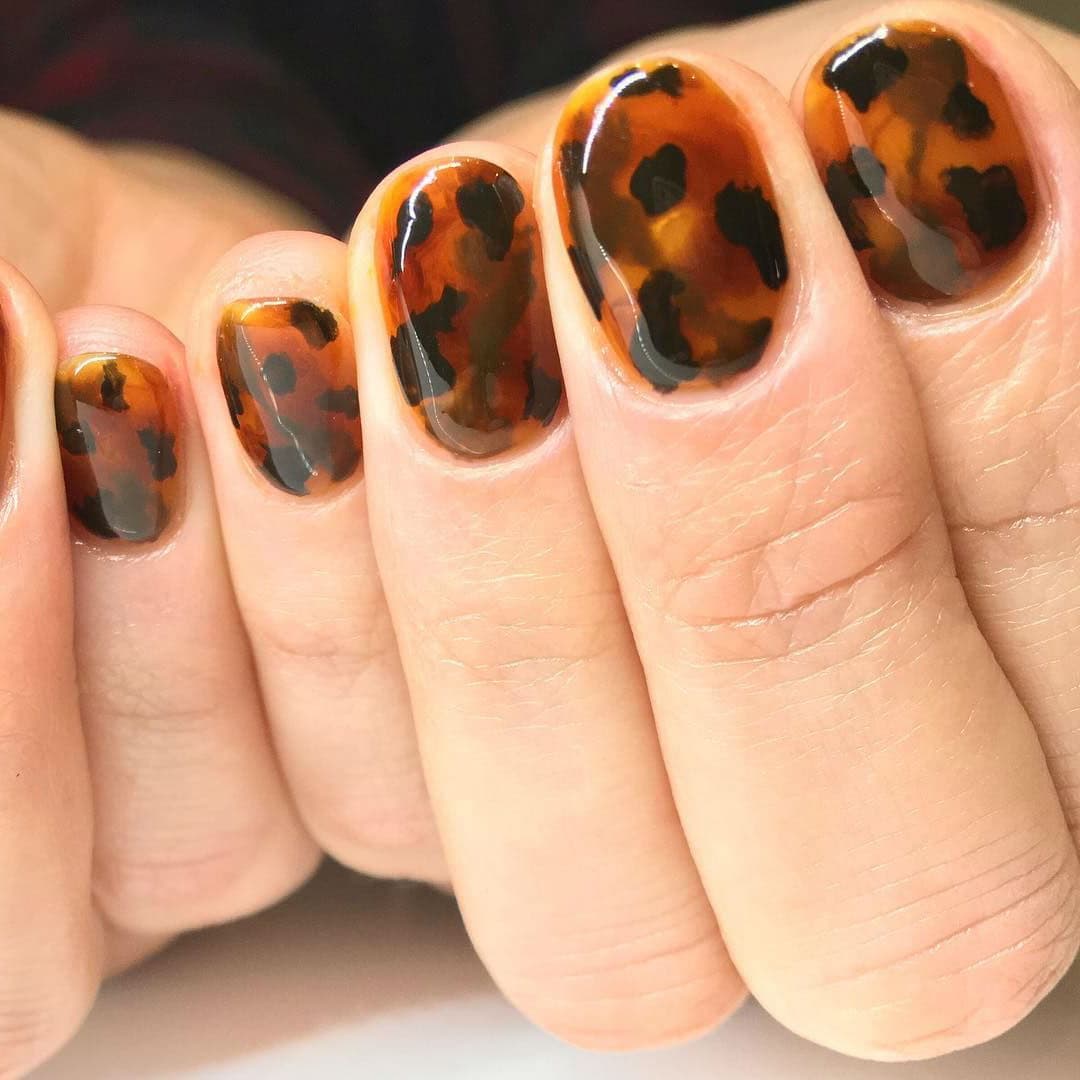 Glamour discreto Las uñas de carey son la manicura más moderna del otoño His Beauty