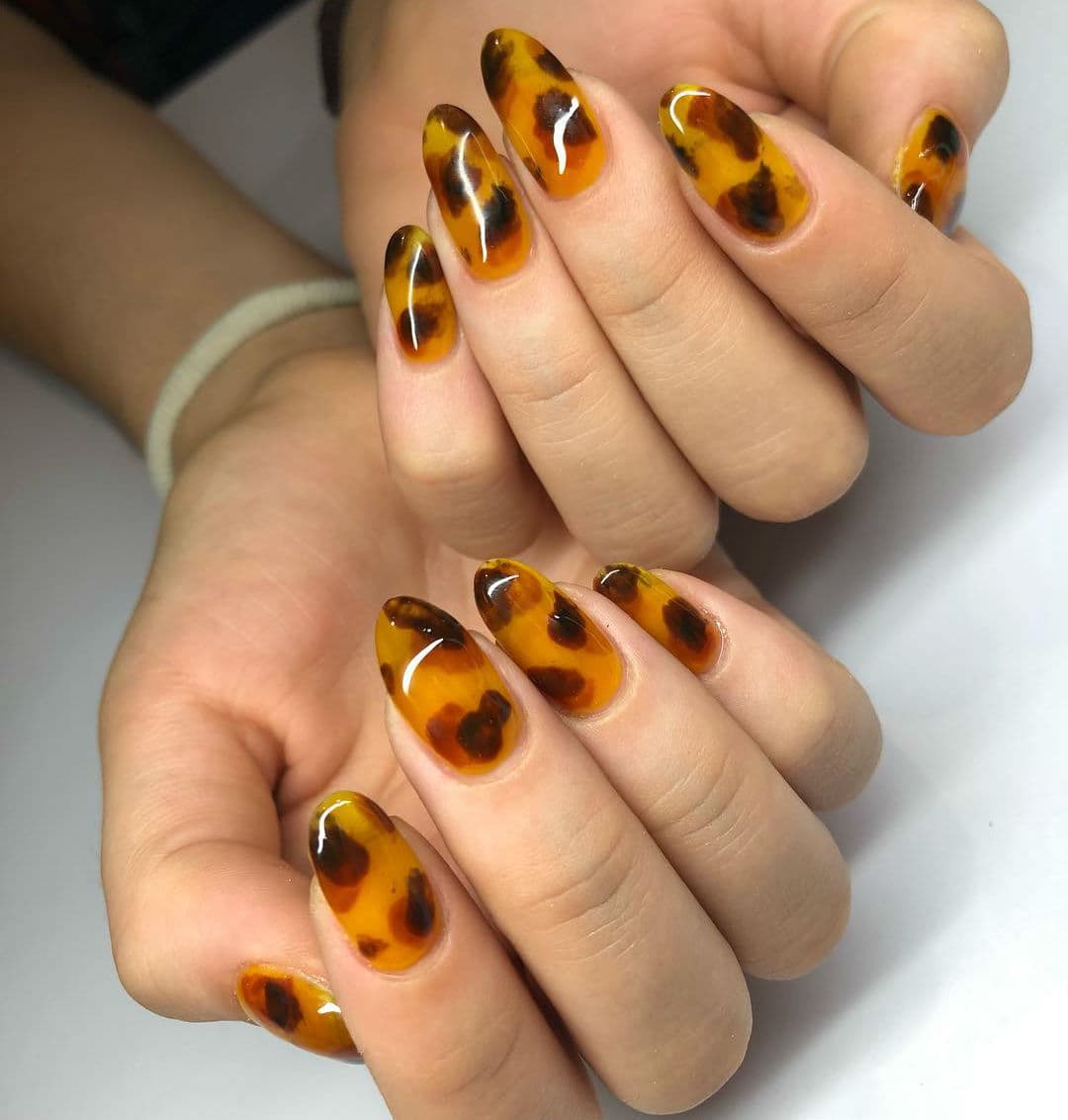 Siguen de moda en 2013 Las uñas carey son la manicura de moda del otoño His Beauty