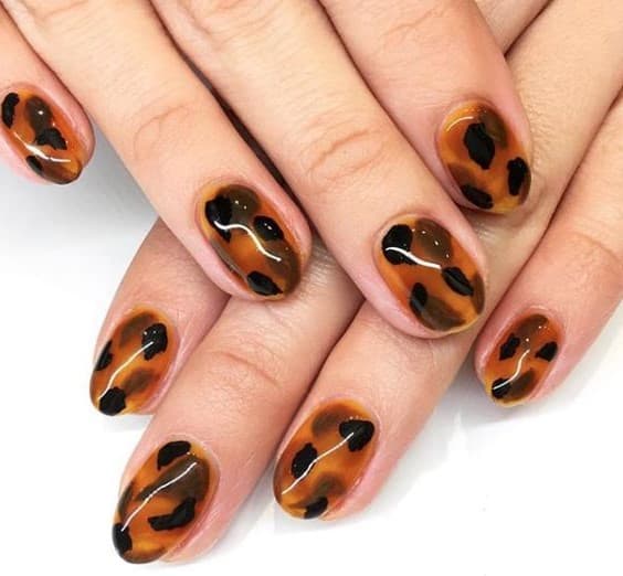 Colores de otoño |: Las uñas carey son la manicura de otoño más de moda His Beauty