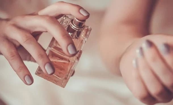 Haz que tu perfume dure más 15 formas de utilizar la vaselina para la belleza | su belleza