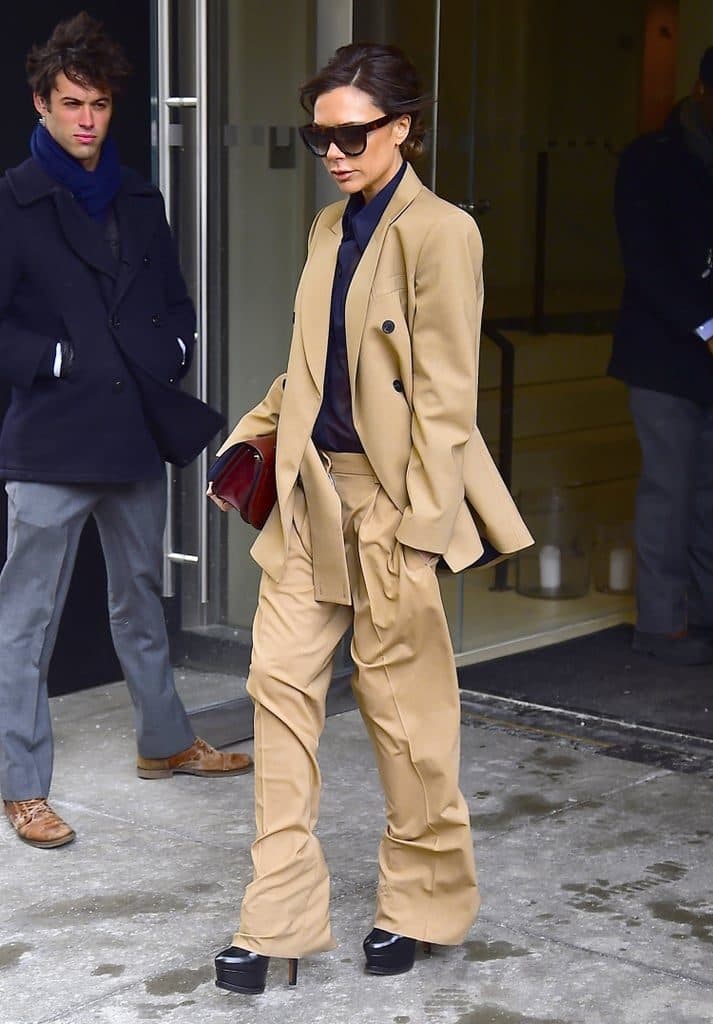 Traje camel con caja estilo Victoria Beckham |: His Beauty