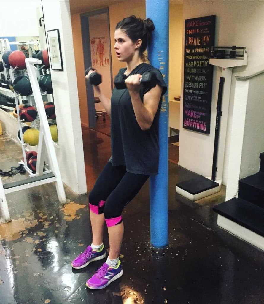 Entrenamiento. | Todo lo que necesitas saber sobre Alexandra Daddario Su Belleza