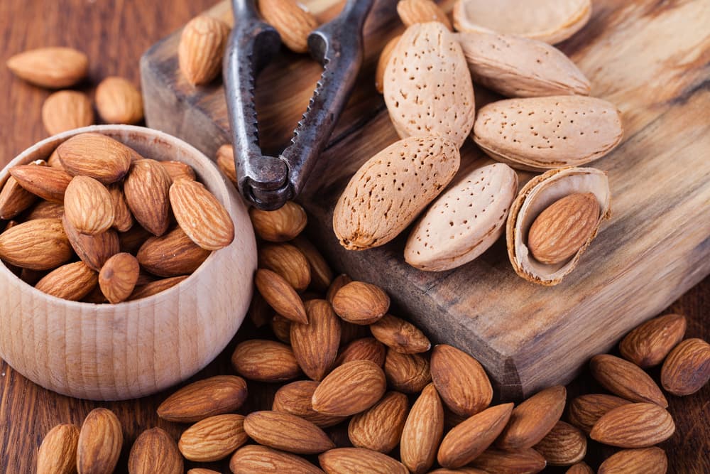 Almendras |: 11 mejores alimentos para comer en temporada de lluvias | su belleza