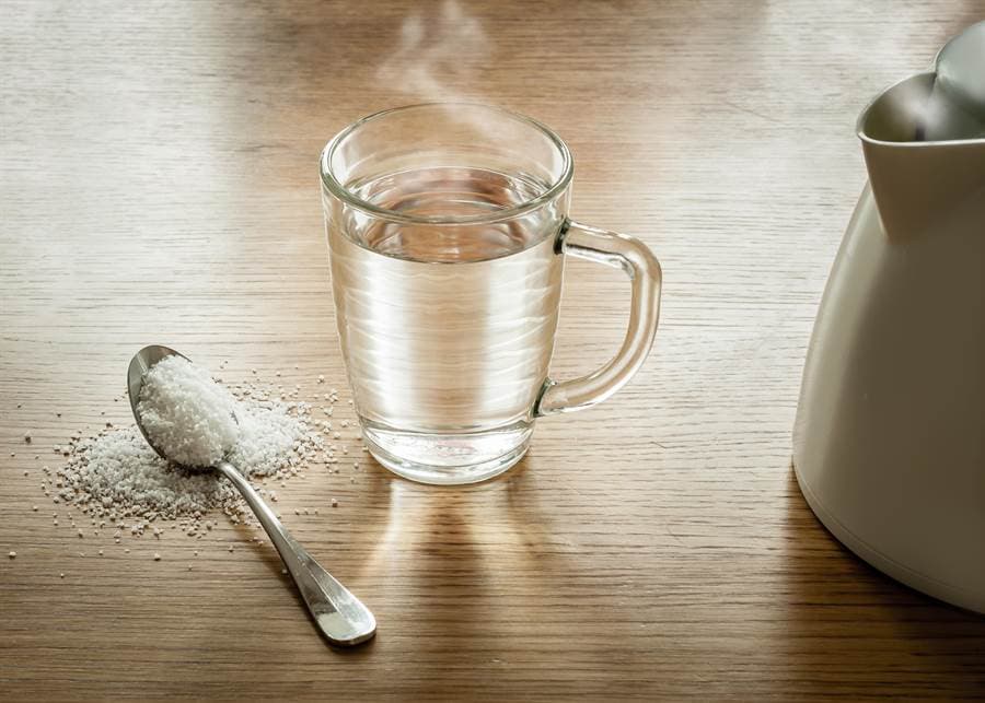 Bebe agua tibia Su Belleza