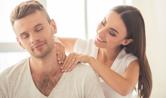 Dale un masaje en la espalda | 8 lindas formas de hacer sonreír a tu amiga después de un mal día | su belleza