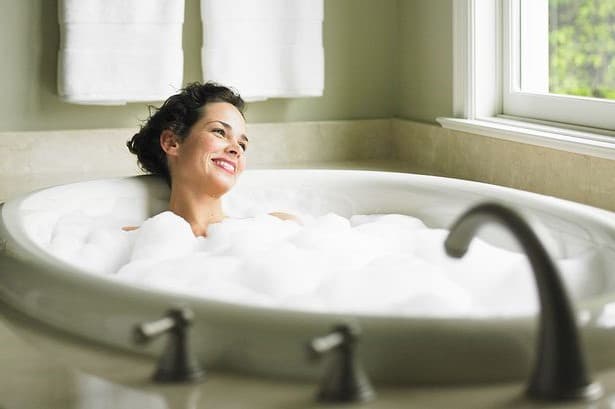 Báñate más 9 sencillos consejos para deshacerte de la piel seca rápidamente Su Belleza