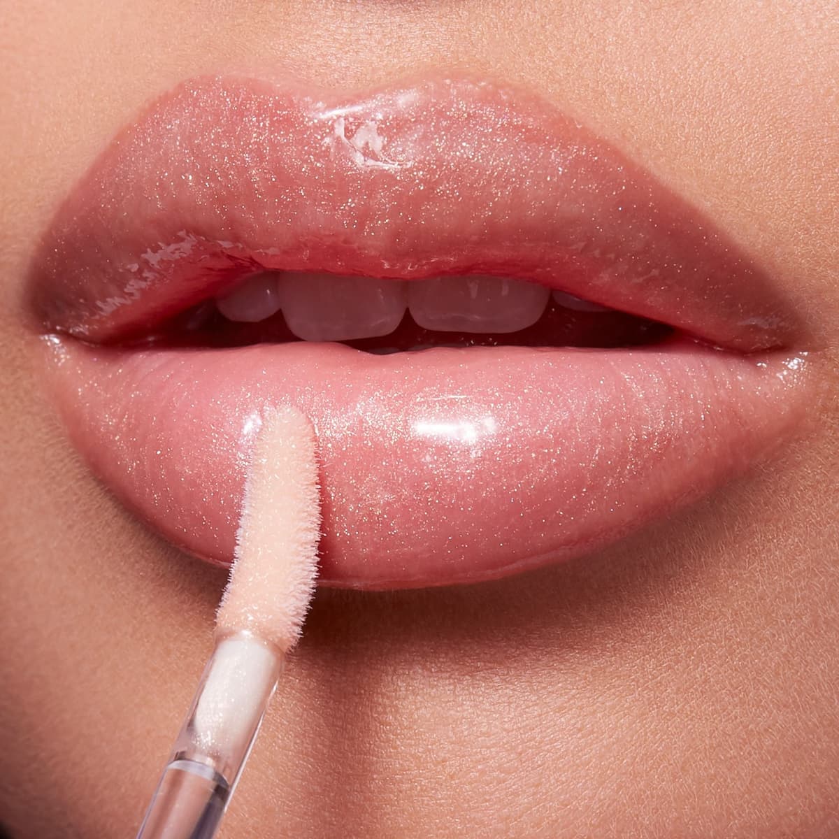 Evita los tonos bronce y dorado en la brillantina 10 trucos de labiales para que tus dientes luzcan más blancos | su belleza