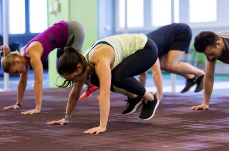 Burpees modificados | 12 entrenamientos HIIT para rodillas dañadas | su belleza