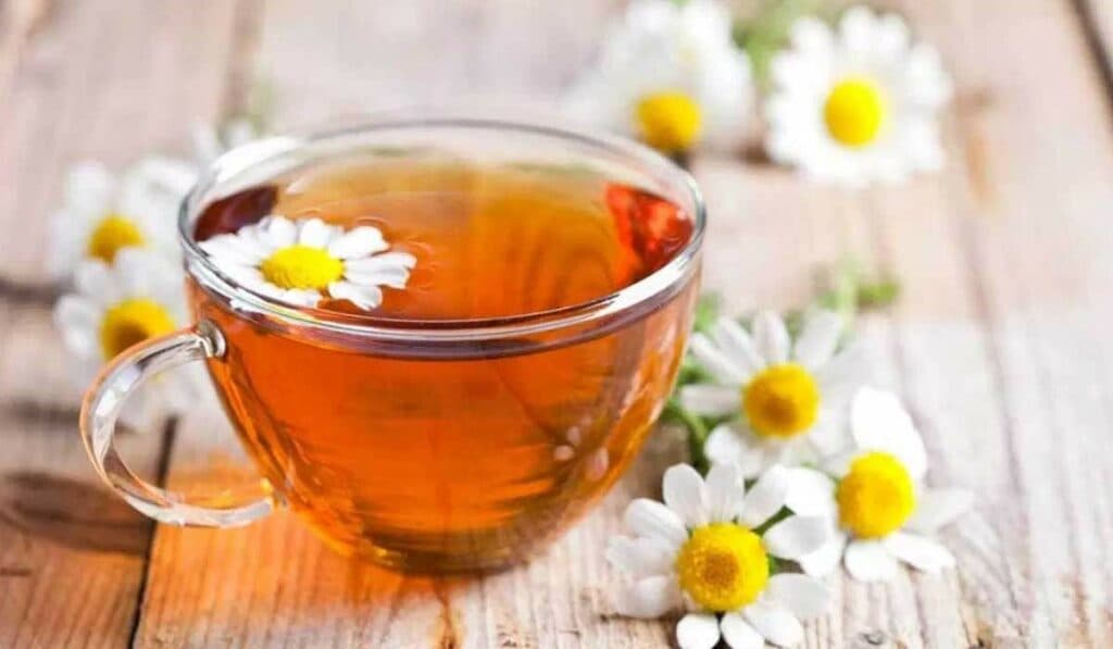 Ayuda a aliviar el estrés y ayuda a aliviar el estrés 8 Beneficios del té de manzanilla | su belleza