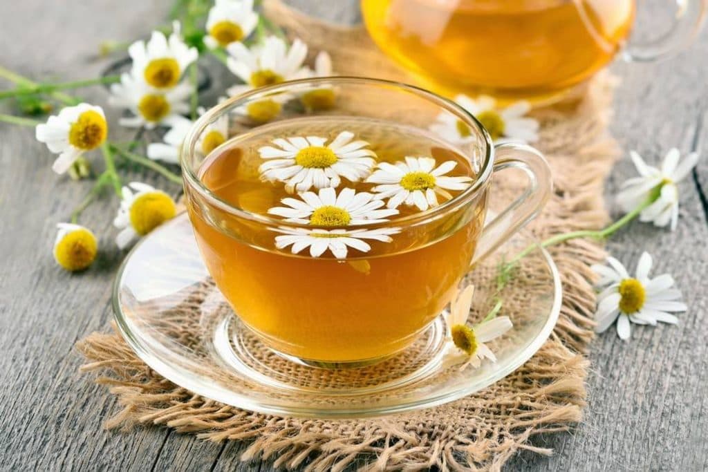 Ayuda a dormir y reduce los niveles de azúcar en sangre 8 Beneficios del té de manzanilla | su belleza
