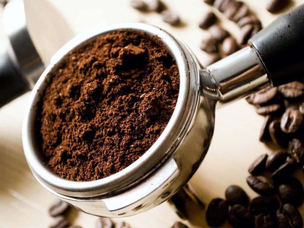 Café molido | 10 mejores exfoliantes naturales para la piel | su belleza