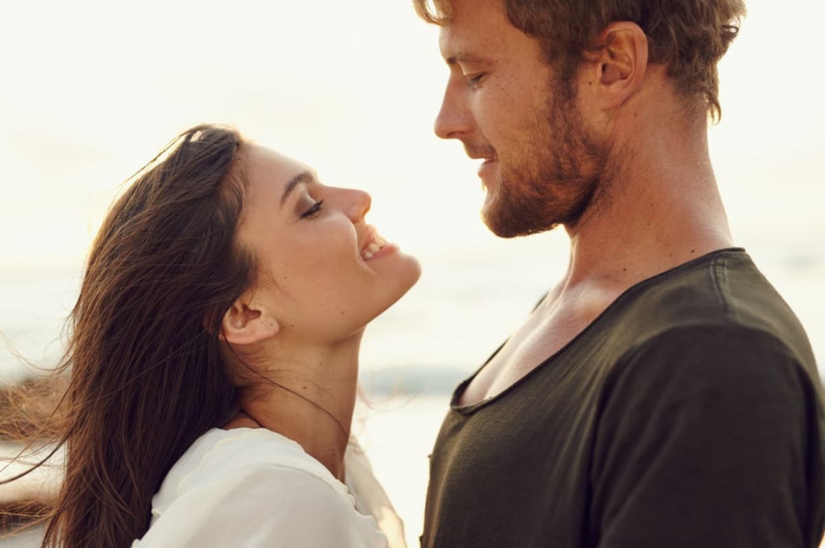 Él te da críticas constructivas. Está totalmente enamorado de ti si hace estas 7 cosas. Su Belleza.