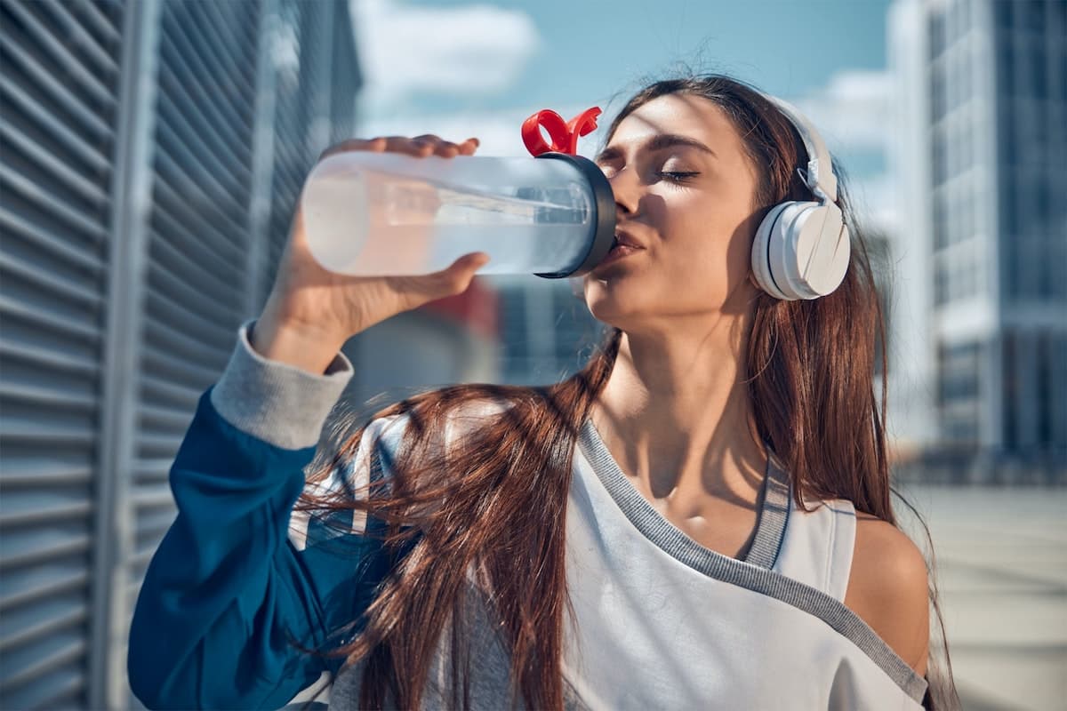 ¿Cómo afecta a tu cuerpo consumir la cantidad correcta de agua diariamente?