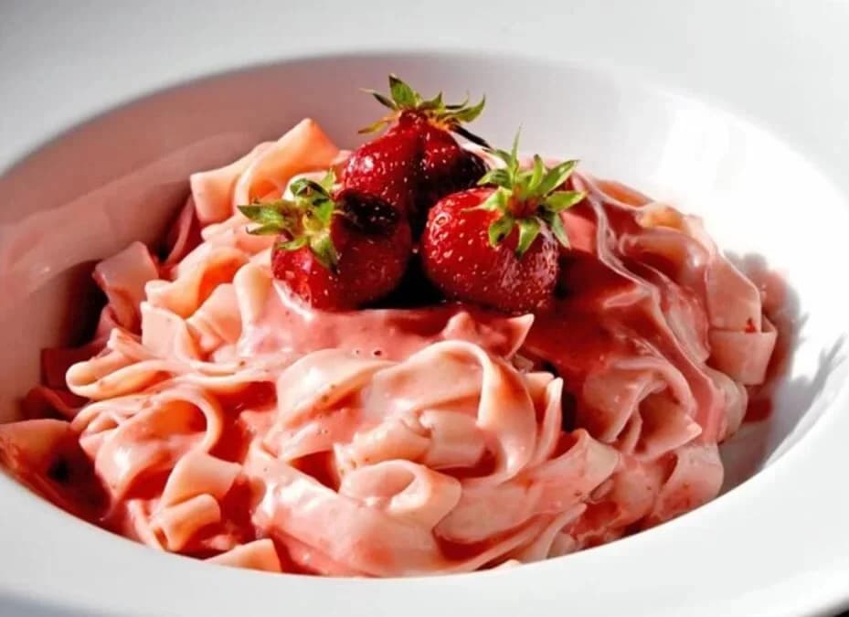 Increíble manjar polaco: la pasta con salsa de fresa se vuelve viral en la red.