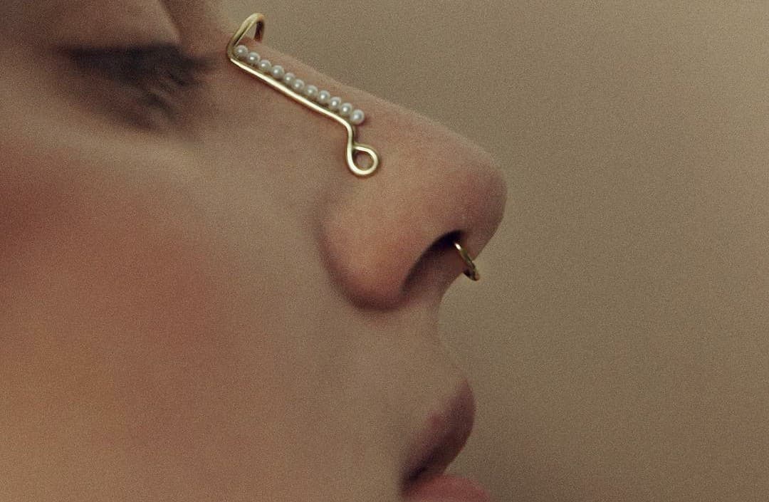 La siguiente gran moda en joyería son los accesorios faciales artesanales.