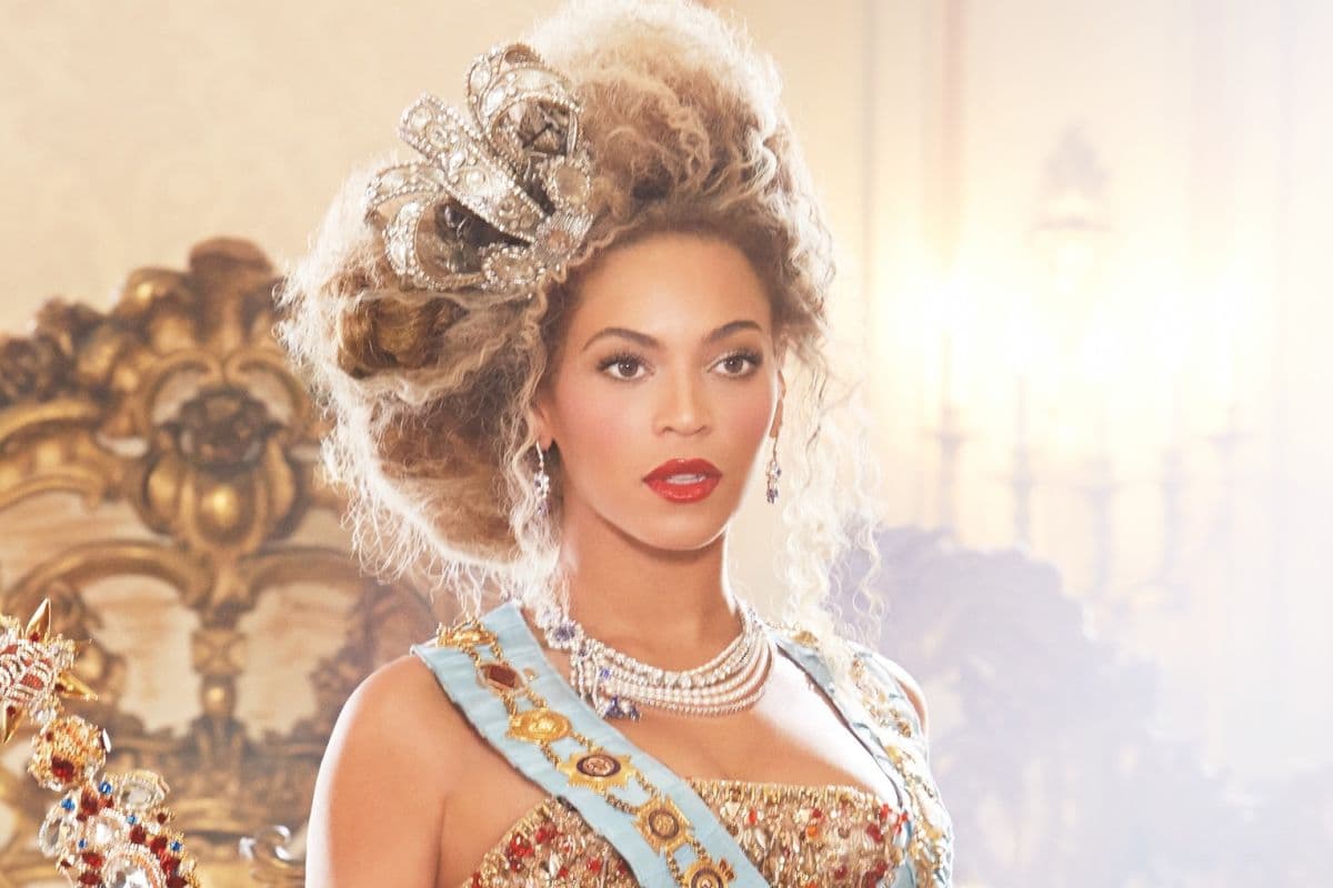 6 famosas que celebran sus curvas y se ven espectaculares.