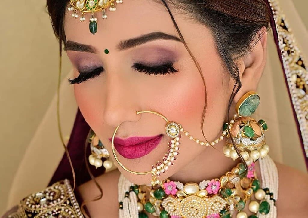 Deslumbrantes estilos nupciales del maquillador de Nueva Delhi.