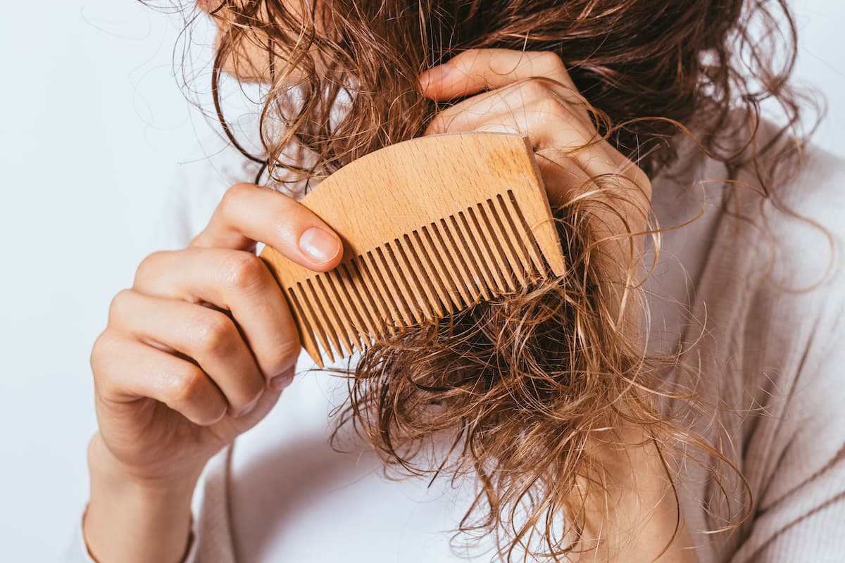 Soluciones naturales para estimular el crecimiento y el volumen del cabello.