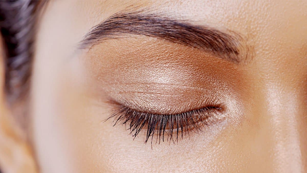 Transforma una sombra de ojos nutritiva en una sombra en crema decadente | 15 formas de utilizar la vaselina en la belleza Su Belleza