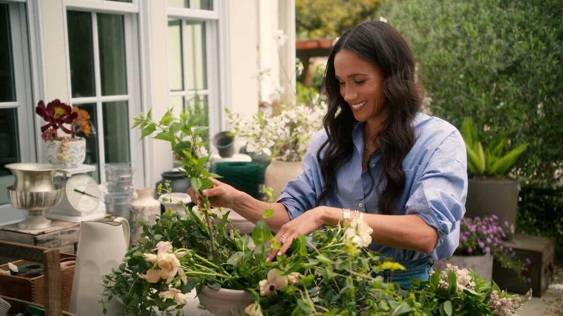 Meghan Markle exhibe abiertamente su fortuna, generando una fuerte controversia.