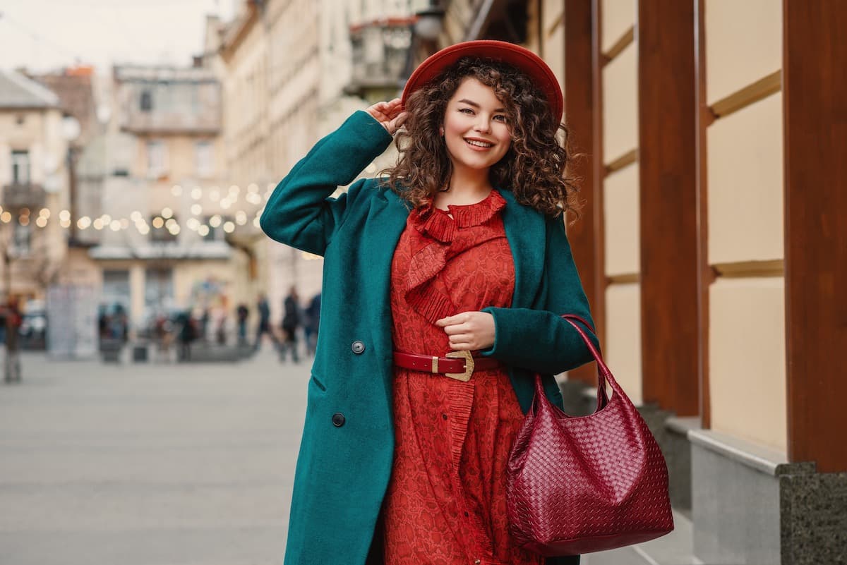 9 prendas esenciales para mujeres con curvas
