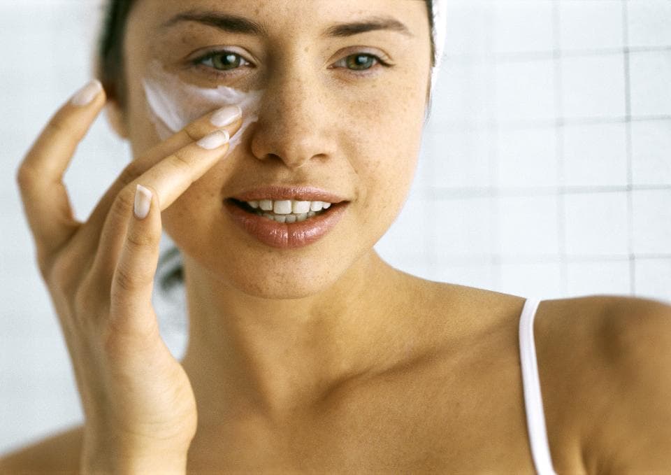 Proteja el área de sus ojos 9 mejores consejos para una piel naturalmente radiante en verano | su belleza