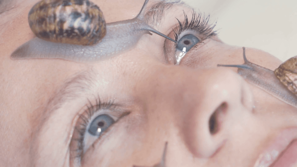 Facial de baba de caracol | 9 mejores tratamientos de spa que toda mujer debería probar | su belleza