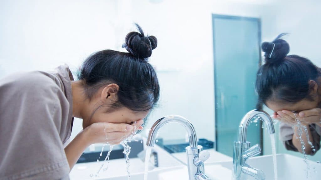 Lavado de cara | Consejos para conseguir una piel luminosa de forma natural en verano | su belleza