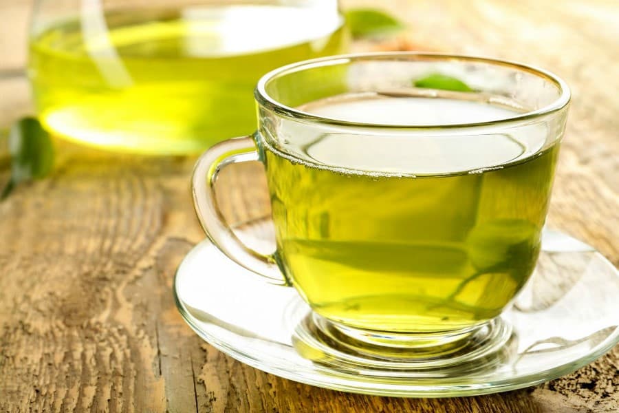 Té verde con un toque veraniego Los 7 mejores consejos para una dieta de verano (sopas de frutas, tortitas vegetarianas y bebidas desintoxicantes)