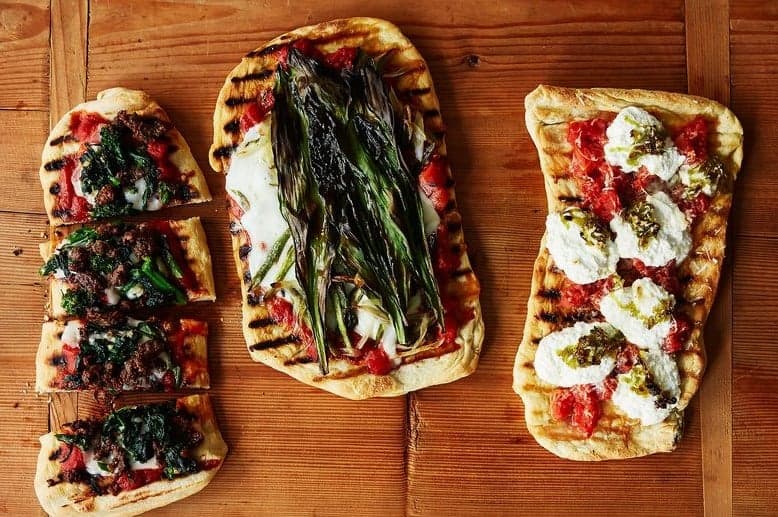 Pizzas planas | 12 recetas de barbacoa que debes probar este verano | su belleza