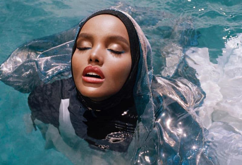 Halimah Aden, la soberana del hijab, presenta una portada artística.