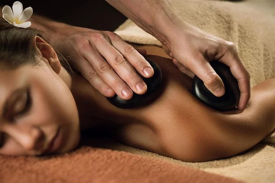 Masaje con piedras calientes | 9 mejores tratamientos de spa que toda mujer debería probar | su belleza