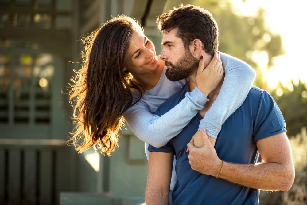 Dale un abrazo | 8 lindas formas de hacer sonreír a tu amigo después de un mal día | su belleza