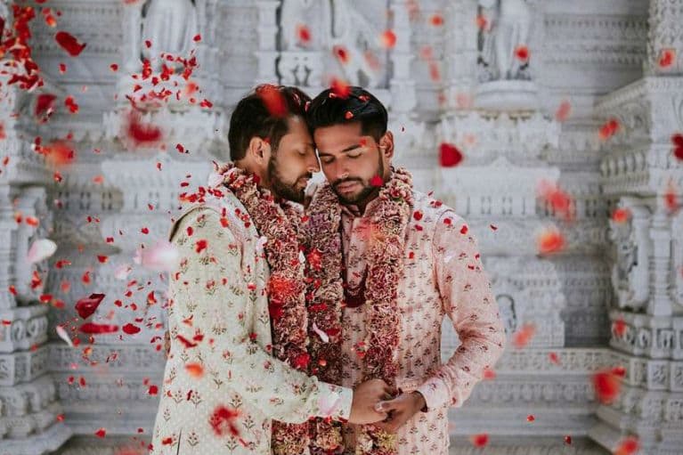 Una pareja homosexual documenta una hermosa ceremonia de boda india tradicional.