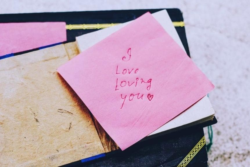 Déjale notas de amor | 8 lindas formas de hacer sonreír a tu amiga después de un mal día | su belleza